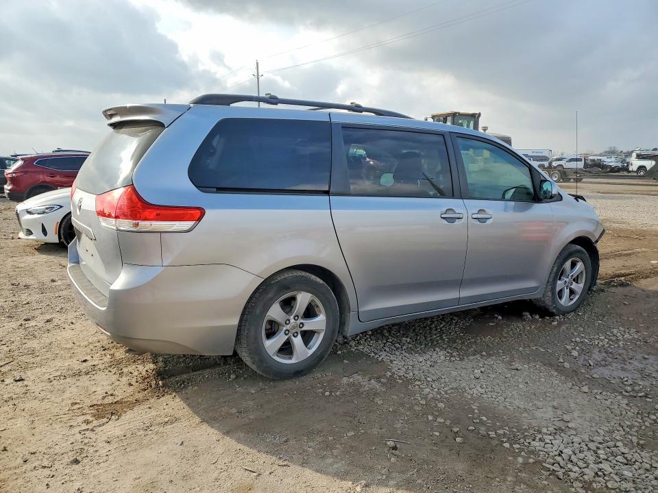 2011 Toyota Sienna le