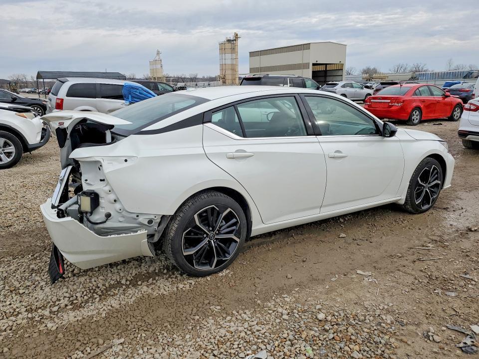 2023 Niss Altima sr