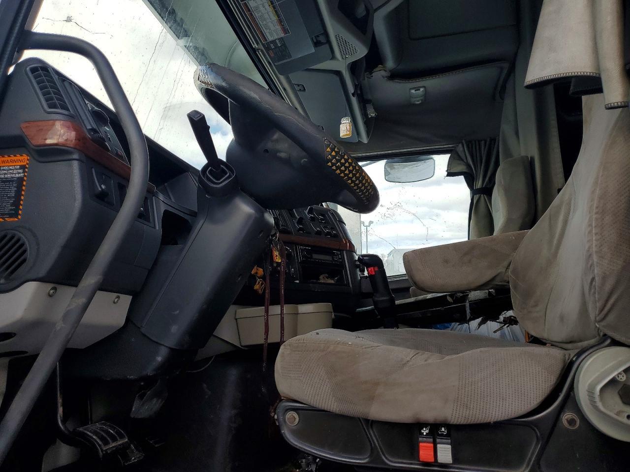2010 Volvo VNL Semi Truck