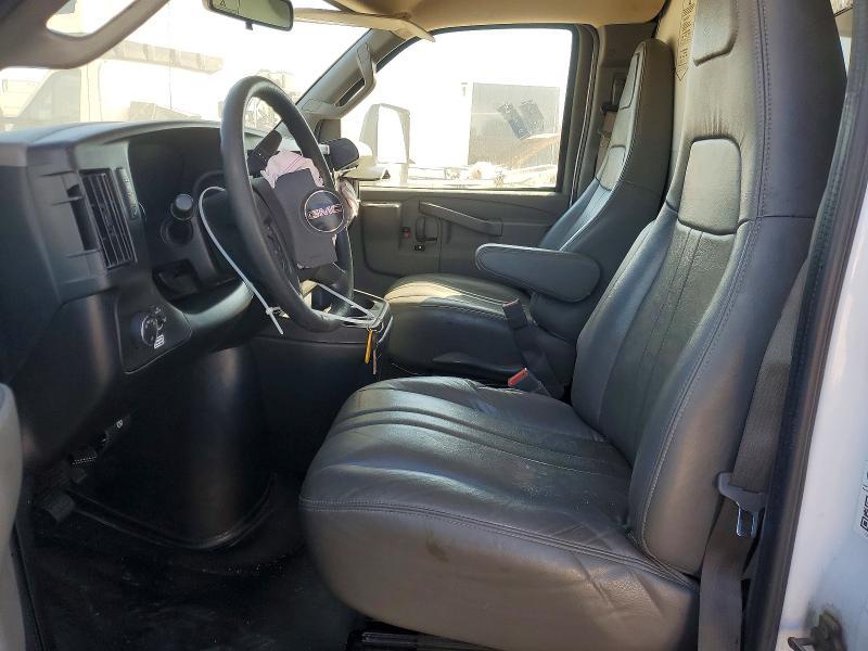 2022 GMC Savana BOX Truck