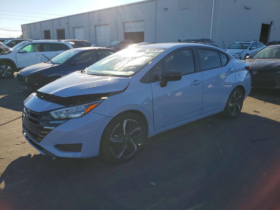 2023 Nissan Versa sr