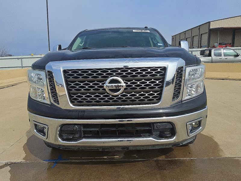 2017 Nissan Titan sv