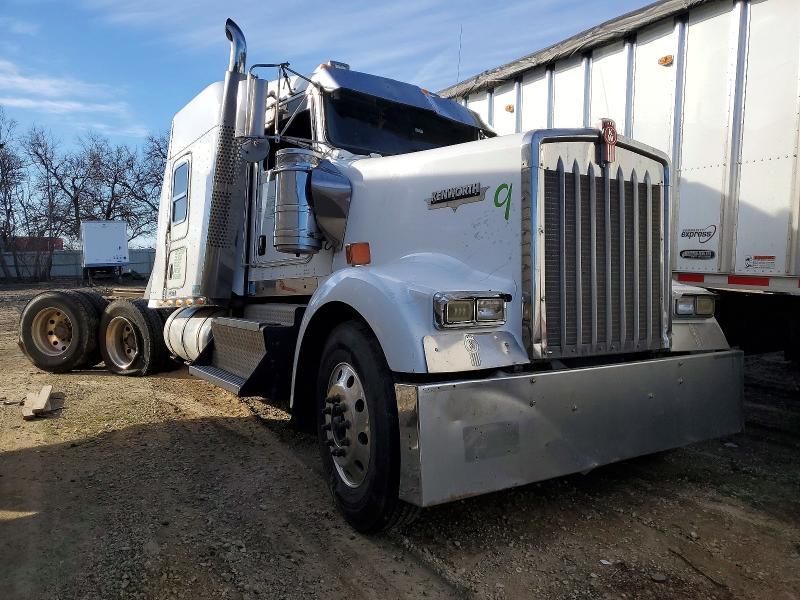 2013 Kenworth W900 Semi Truck