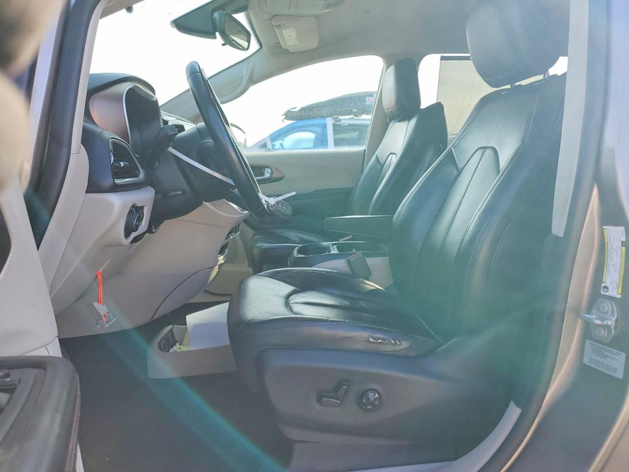 2017 Chrysler Pacifica Touring l
