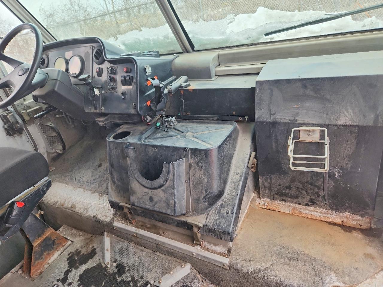 2004 Freightliner Chassis M Line WALK-IN Van