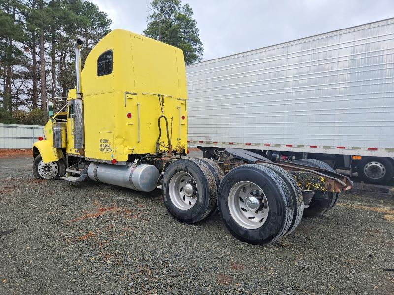 2000 Freigliner 2000 Freightliner Convention Semi Truck