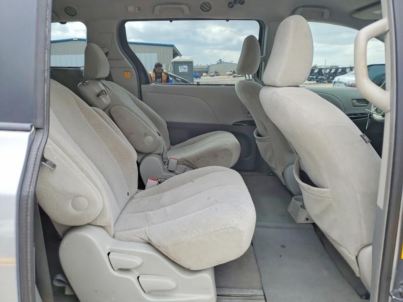 2011 Toyota Sienna le 8-passenger