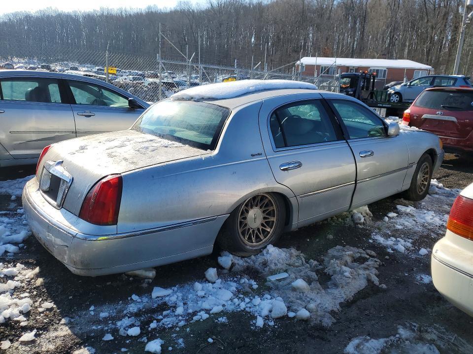 2002 Lincoln Town car Signature