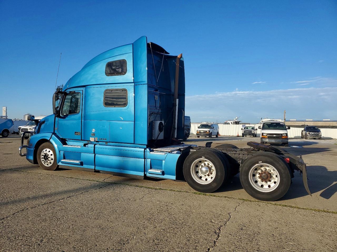 2015 Volvo VNL Semi Truck