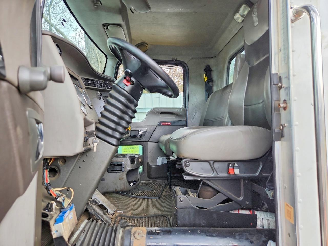 2019 Kenworth T330 Semi Truck