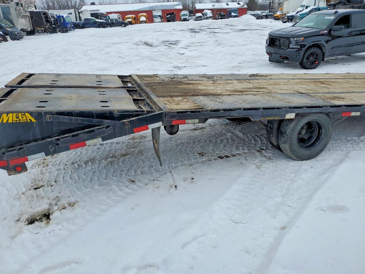 2022 Big Tex 22GN-20BK+5MR Equipment Trailer