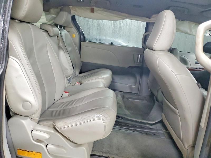 2012 Toyota Sienna xle 8-passenger