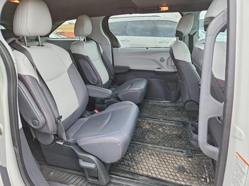 2024 Toyota Sienna le