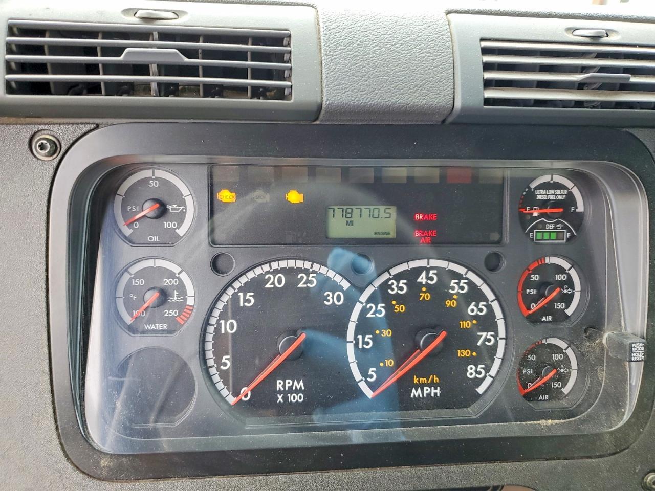 2013 Freightliner Cascadia Semi Truck