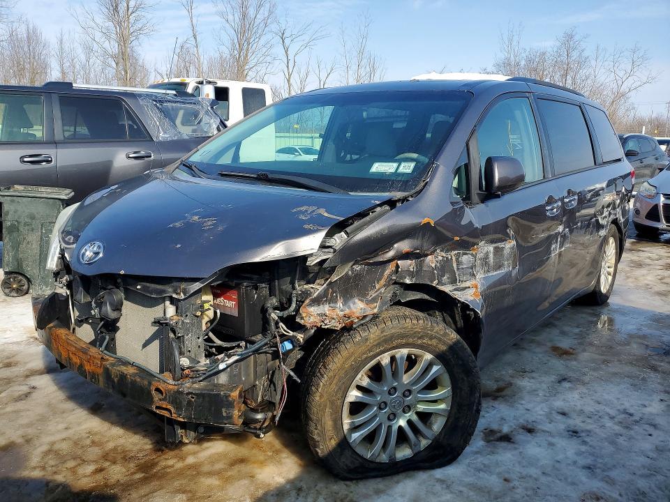 2014 Toyota Sienna xle 8-passenger