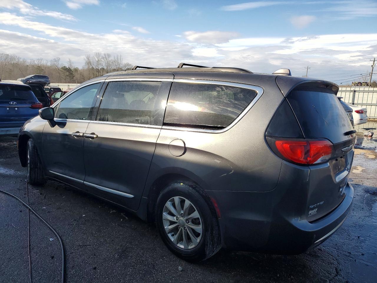 2017 Chrysler Pacifica Touring l
