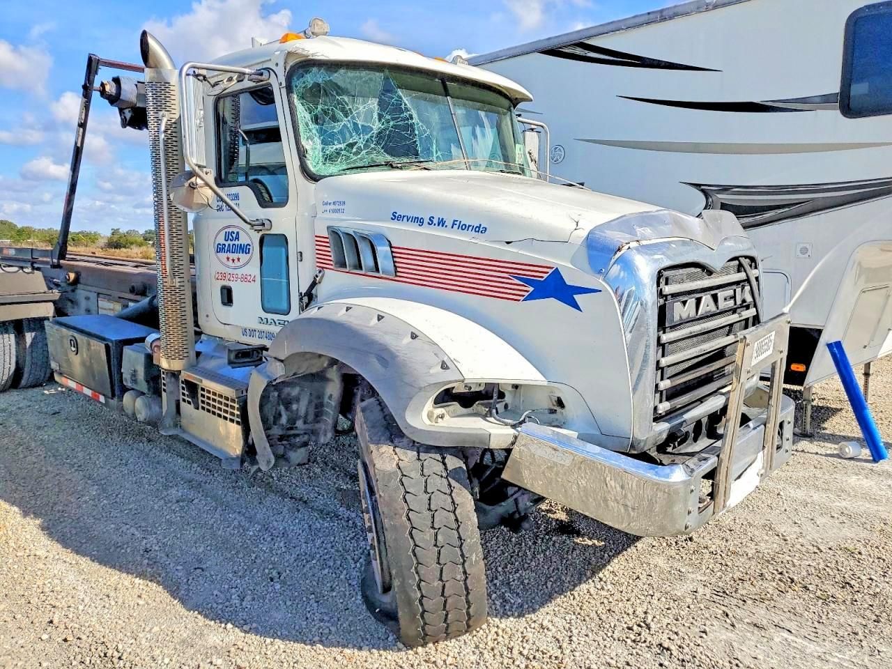 2018 Mack 800 GU800-Semi Truck