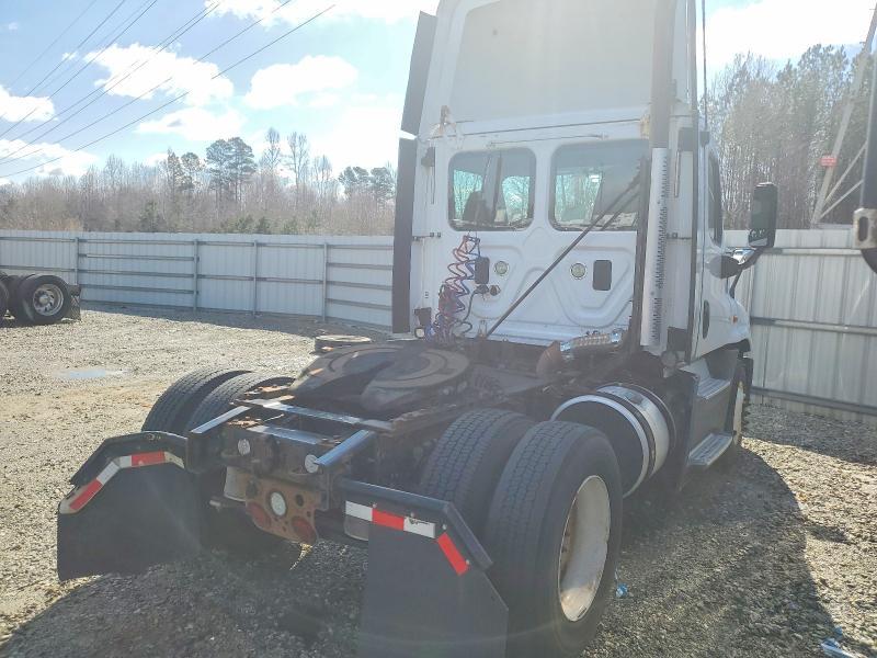 2015 Freightliner Cascadia Semi Truck