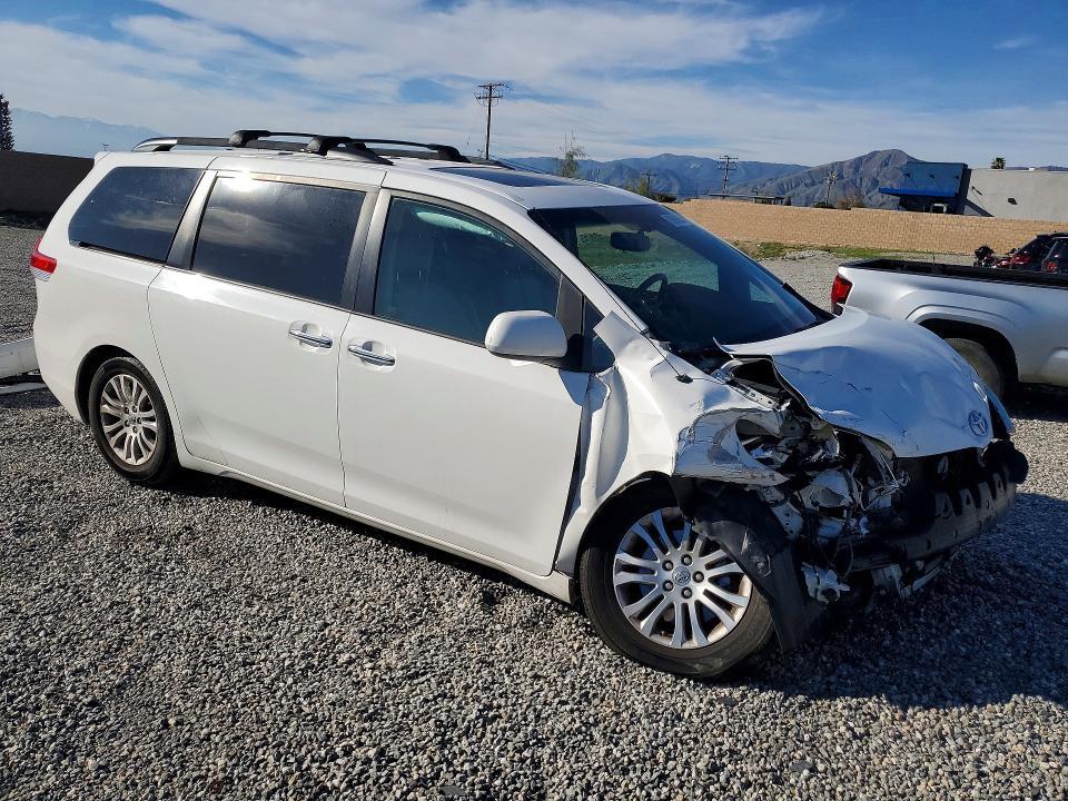 2014 Toyota Sienna xle 8-passenger