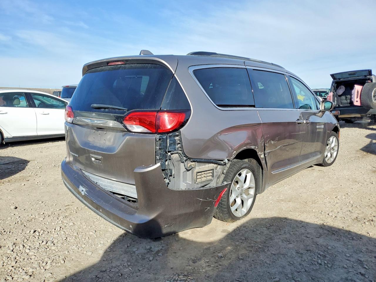 2017 Chrysler Pacifica Touring l