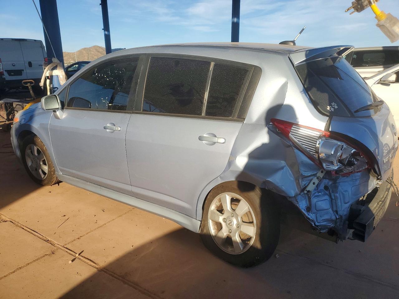 2011 Niss Versa s
