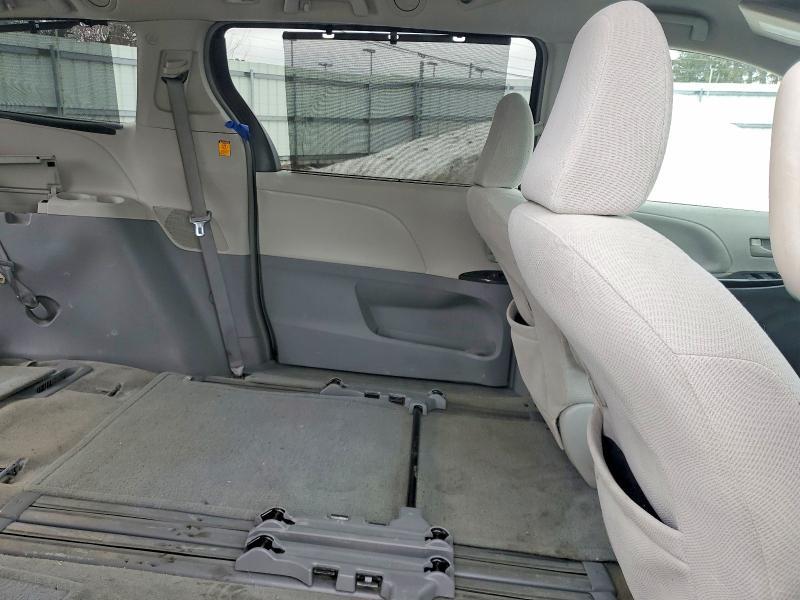 2012 Toyota Sienna le 8 Passenger