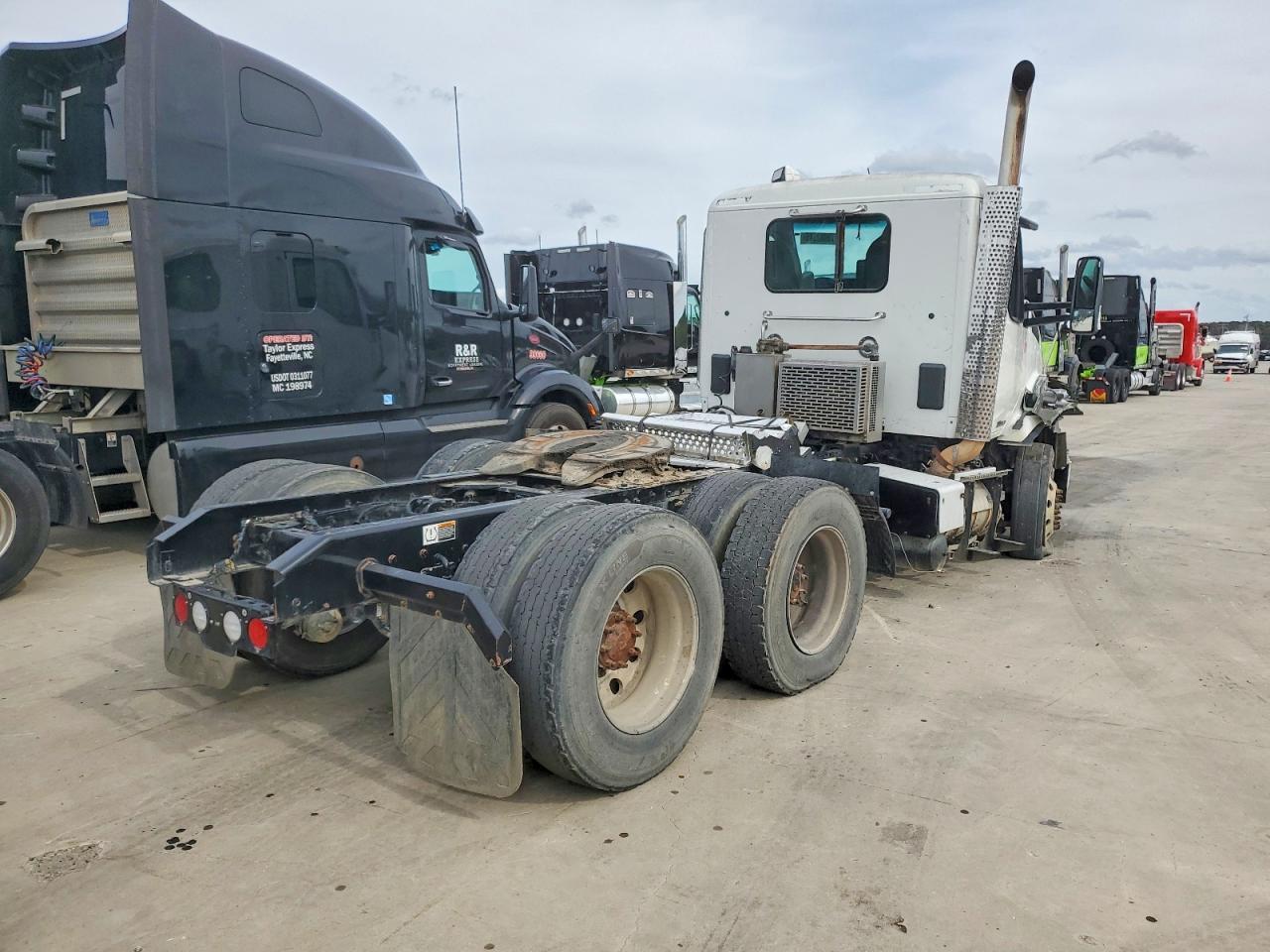 2020 Kenworth T880 Semi Truck