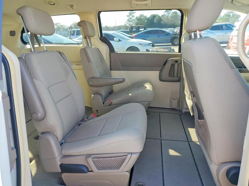 2010 Chrysler Town & Country lx