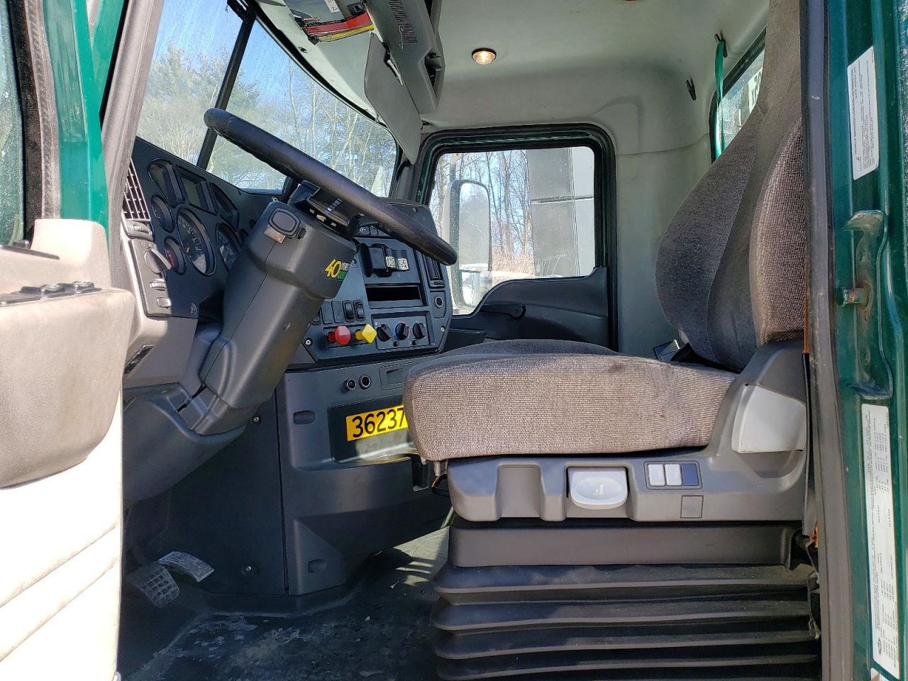 2017 Mack CXU613 Semi Truck
