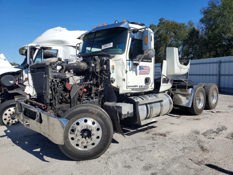 2011 Mack CHU613 Semi Truck