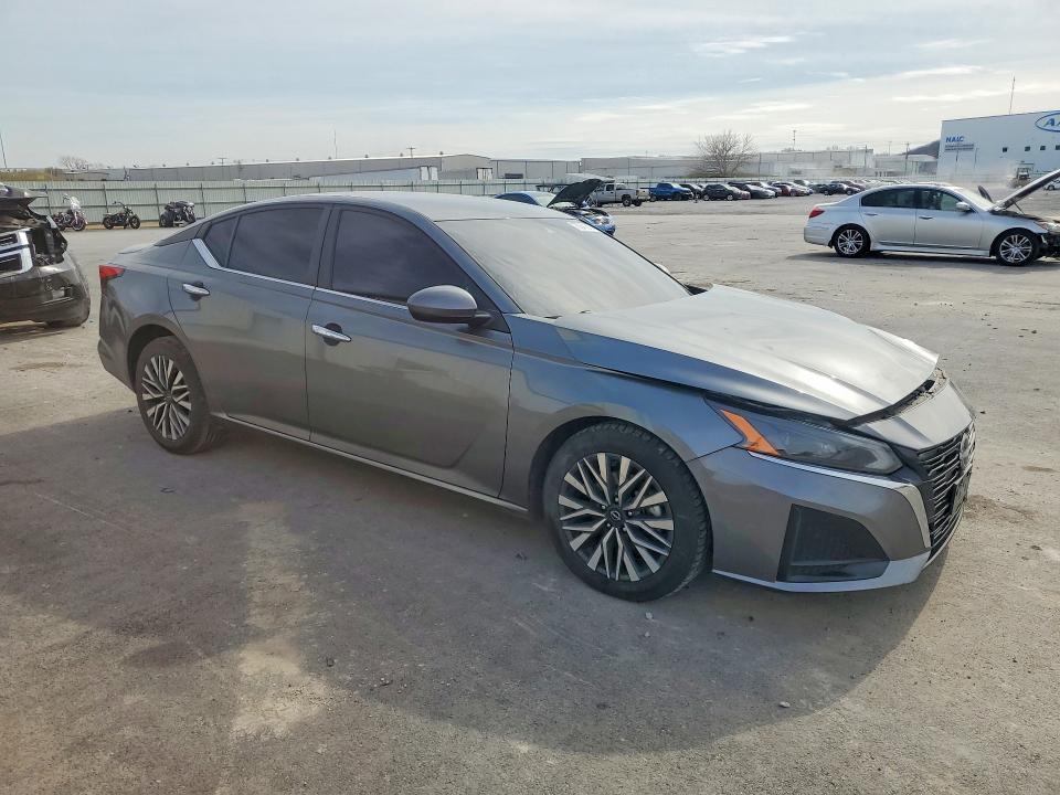 2023 Niss Altima 2.5 sv