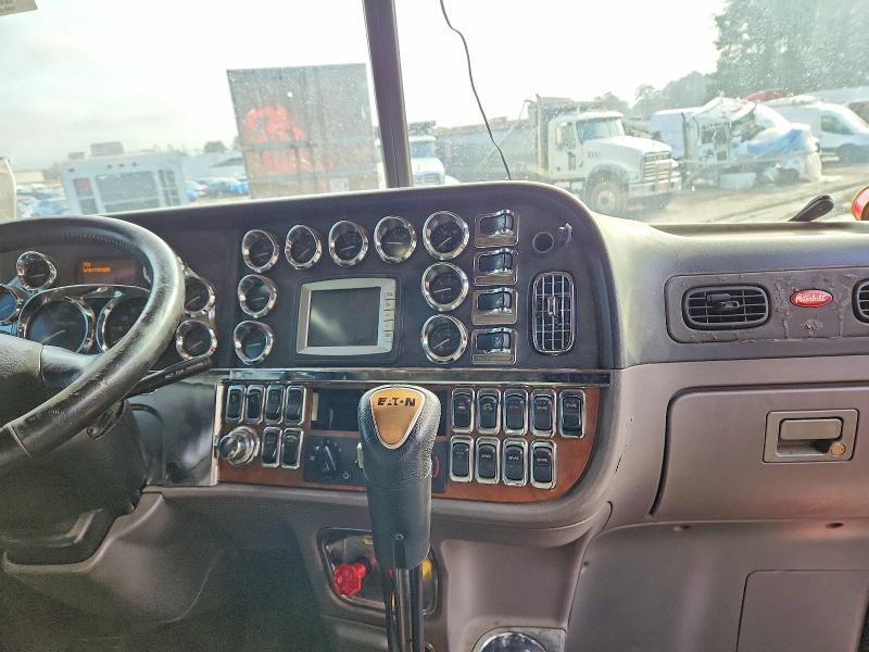 2010 Peterbilt 386 Semi Truck