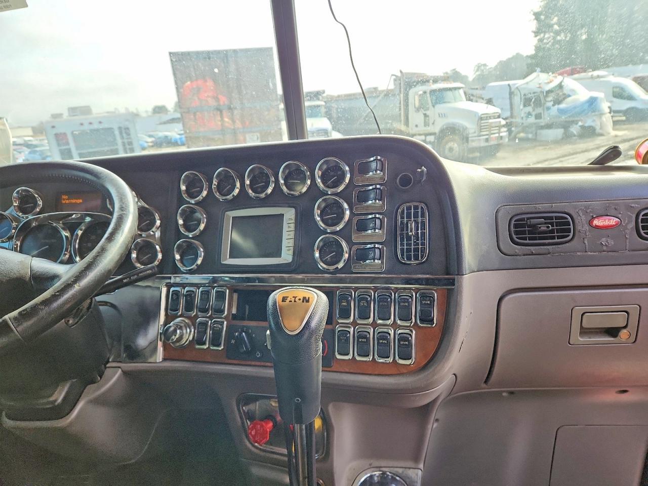 2010 Peterbilt 386 Semi Truck