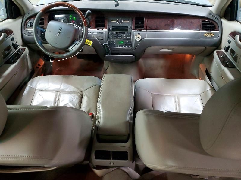 2006 Lincoln Town car Signature Limited