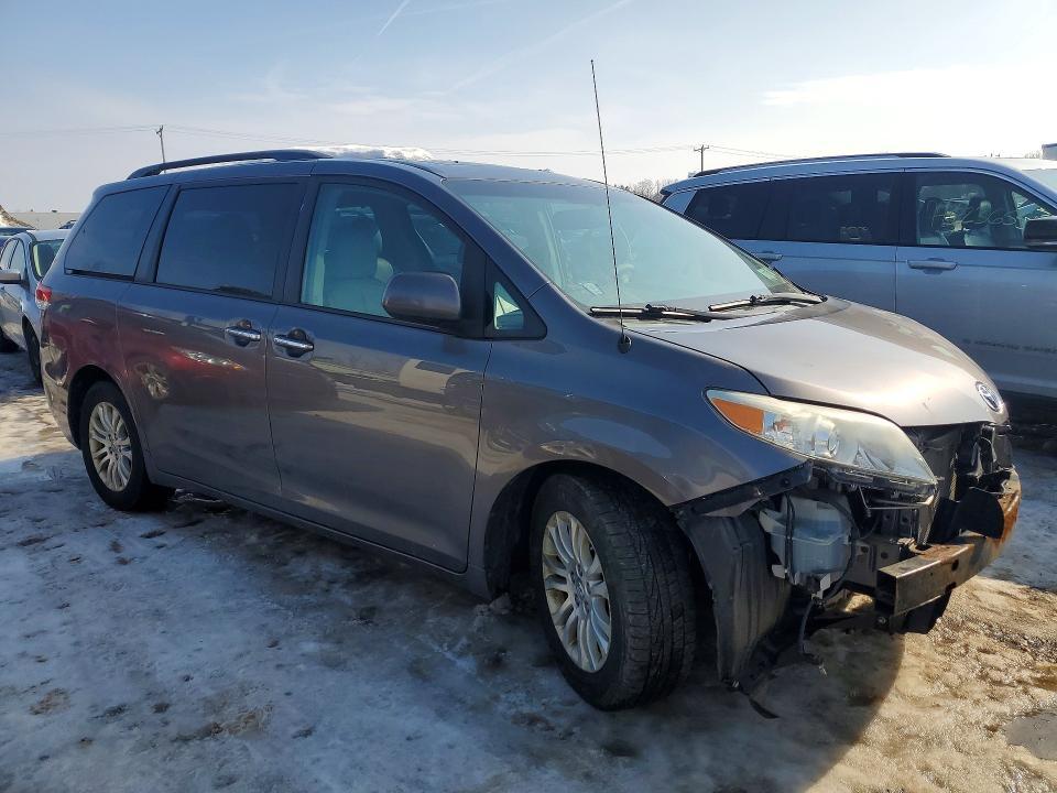 2014 Toyota Sienna xle 8-passenger