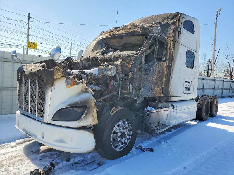 2013 Peterbilt 587 Semi Truck
