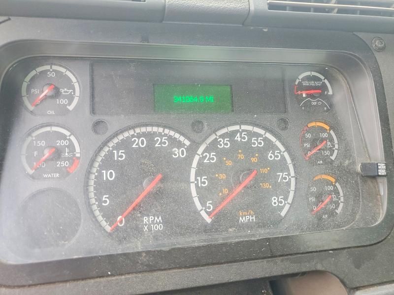 2016 Freightliner Cascadia 113 Semi Truck