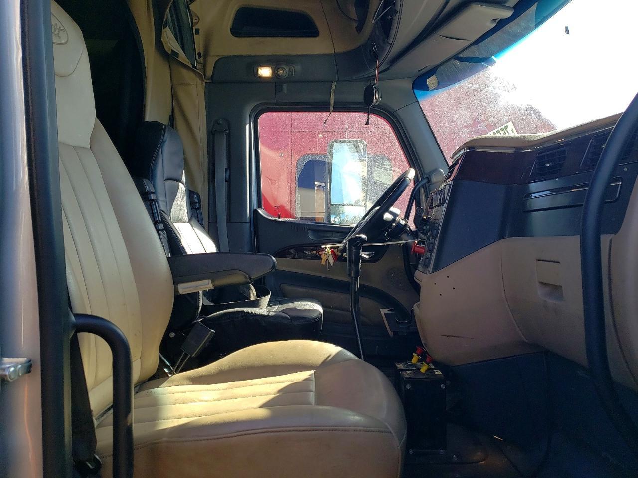 2015 Ptrb 2015 Peterbilt 579 Semi Truck