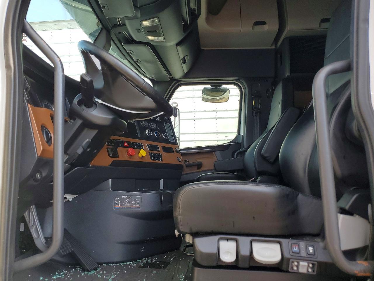 2018 Freigliner 2018 Freightliner Cascadia 126 Semi Truck
