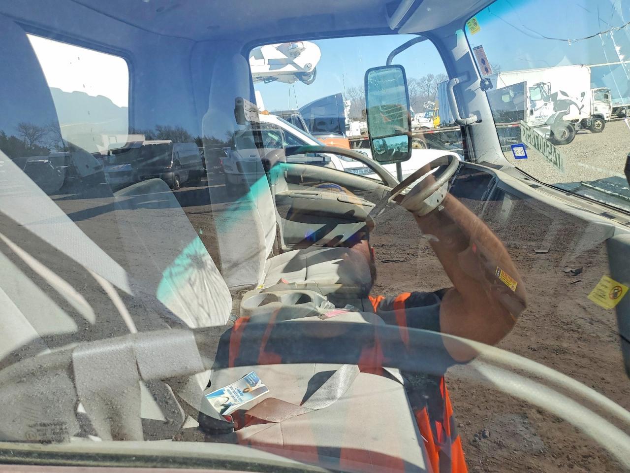 2019 Isuzu NPR BOX Truck