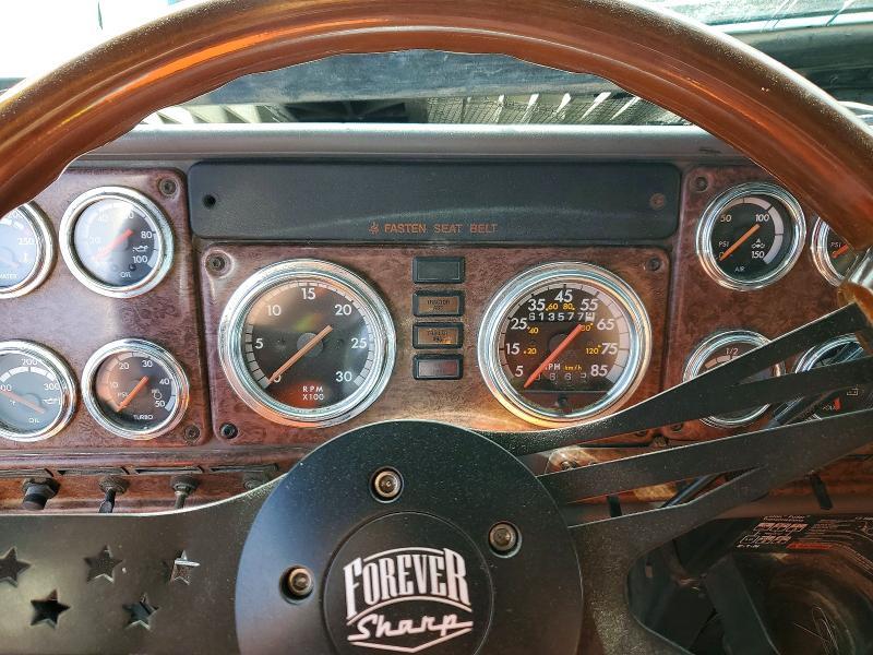 2001 Freigliner 2001 Freightliner FLD132 Semi Truck