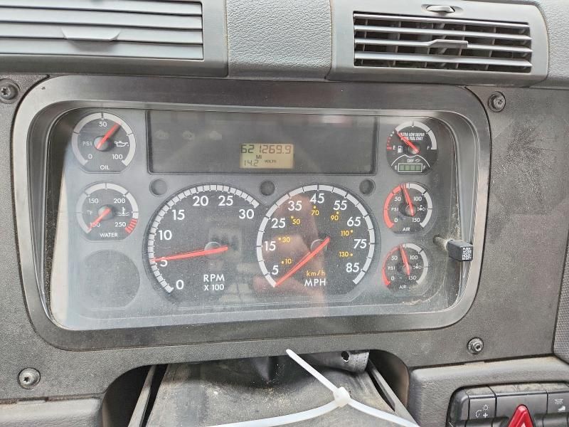 2015 Freightliner Cascadia Semi Truck