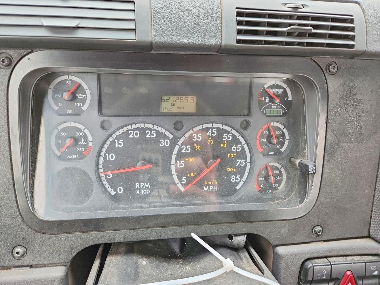 2015 Freightliner Cascadia Semi Truck