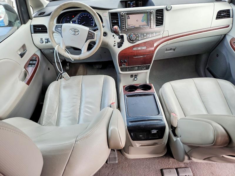 2011 Toyota Sienna xle 8-passenger