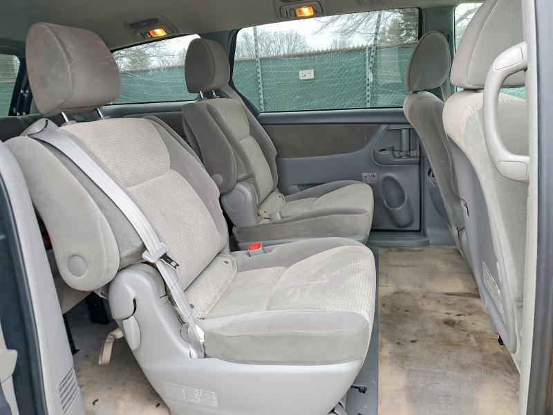 2010 Toyota Sienna le 7-passenger