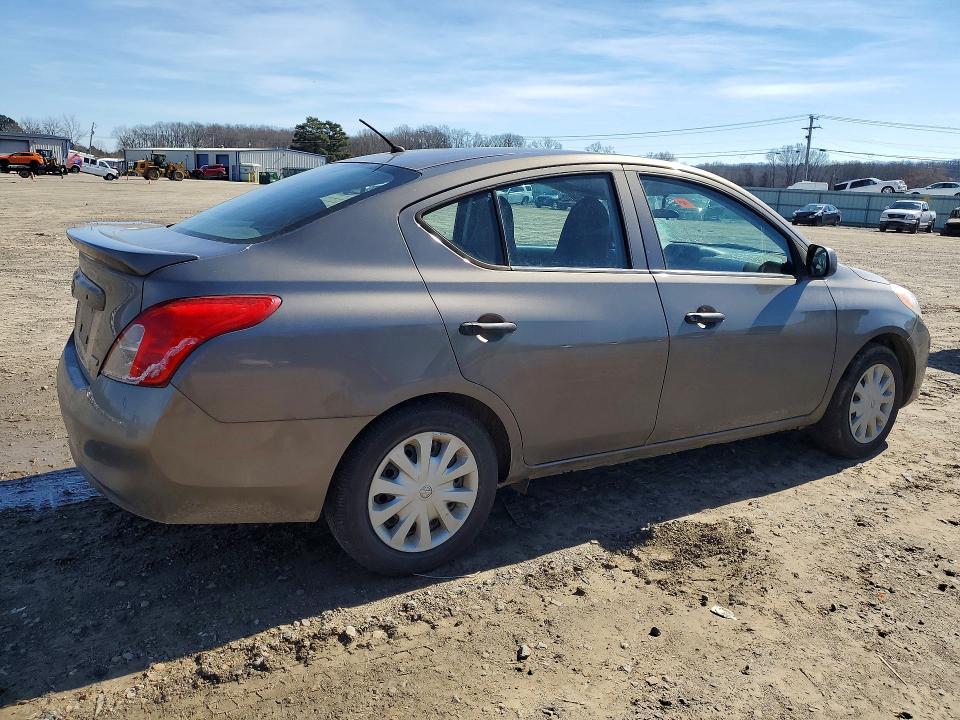 2013 Nissan Versa 1.6 s