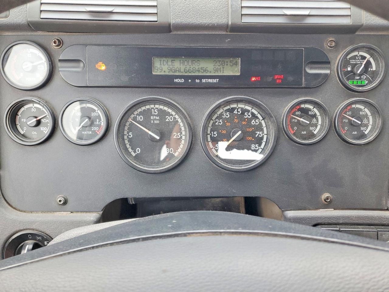 2011 Freigliner 2011 Freightliner Cascadia Semi Truck