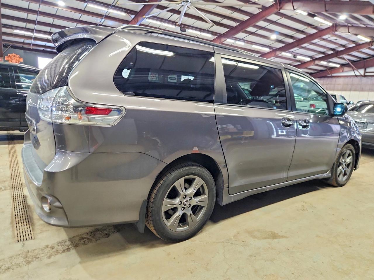 2020 Toyota Sienna se
