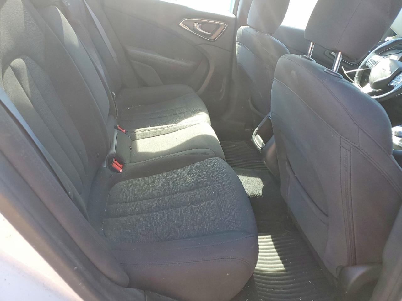 2016 Chrysler 200 lx