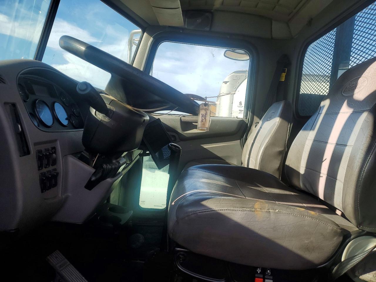 2013 Ptrb 2013 Peterbilt 348 Flatbed Truck